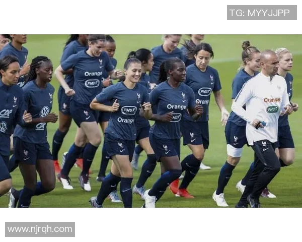 在塞纳河畔崛起的足球明星与巴黎的美丽交织 在塞纳河畔崛起的足球明星与巴黎的美丽交织